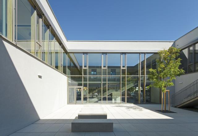 BAUMANN GLAS Volksschule Waldhausen Holz-Glas-Fassade, Foto: Rupert Steiner